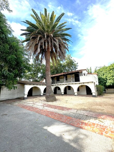 10623 Riverside Dr, North Hollywood, CA for lease - Building Photo - Image 2 of 17