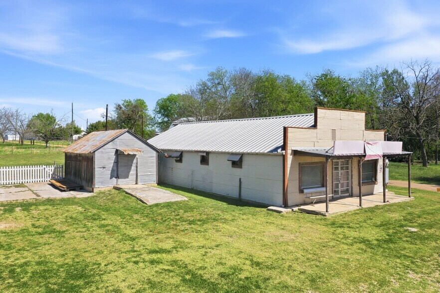 110 County Road 421, Thorndale, TX à vendre - Photo du bâtiment - Image 2 de 26