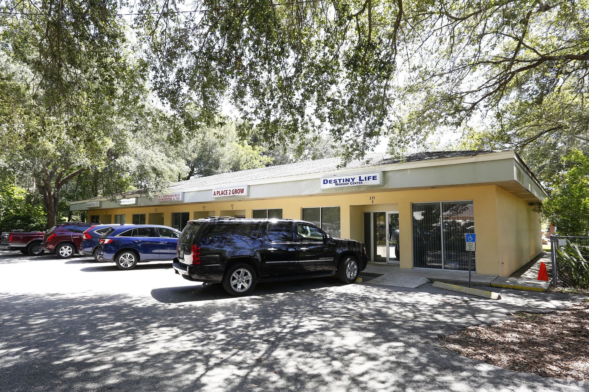 221 Pauls Dr, Brandon, FL for lease Primary Photo- Image 1 of 32