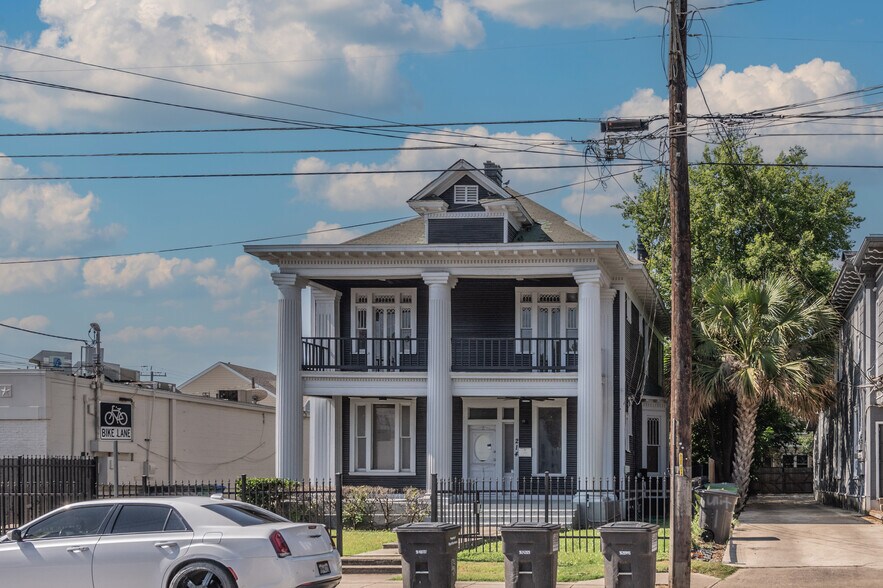 214 E Ashby Pl, San Antonio, TX à louer - Photo du bâtiment - Image 3 de 63