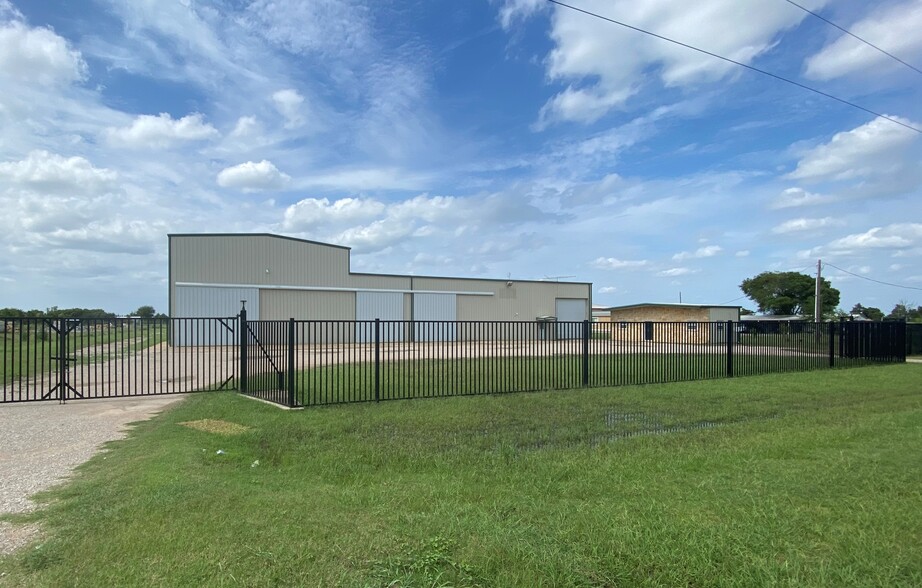 2591 Malloy Bridge Rd, Ferris, TX for lease - Building Photo - Image 1 of 13