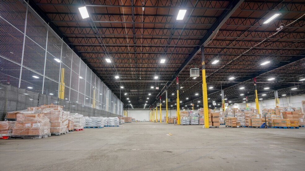 300 Michael Dr, Syosset, NY à louer - Photo du bâtiment - Image 2 de 6