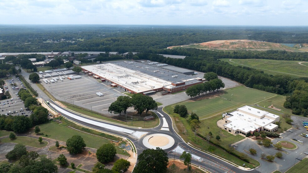 401 W Hanes Mill Rd, Winston-Salem, NC à louer - Photo du bâtiment - Image 1 de 13