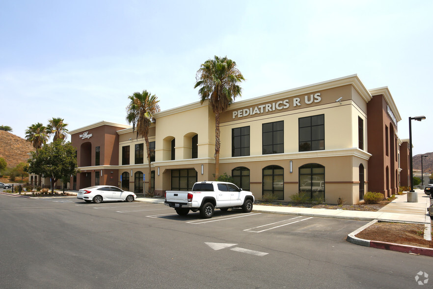 31569 Canyon Estates Dr, Lake Elsinore, CA for sale - Primary Photo - Image 1 of 51