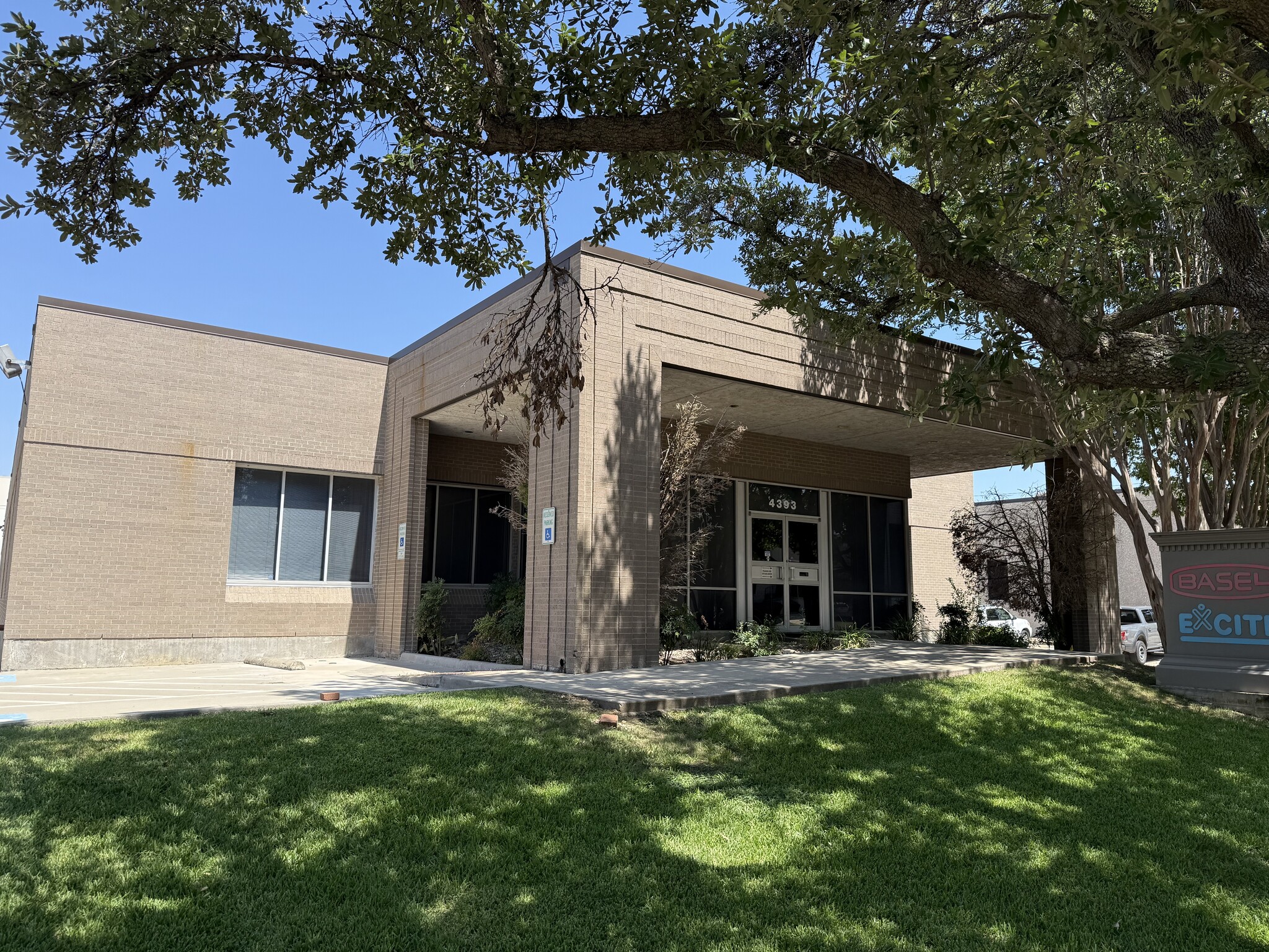 4393 Sunbelt Dr, Addison, TX for lease Building Photo- Image 1 of 34