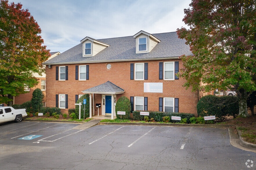 2440 Sandy Plains Rd, Marietta, GA à vendre - Photo du bâtiment - Image 1 de 5