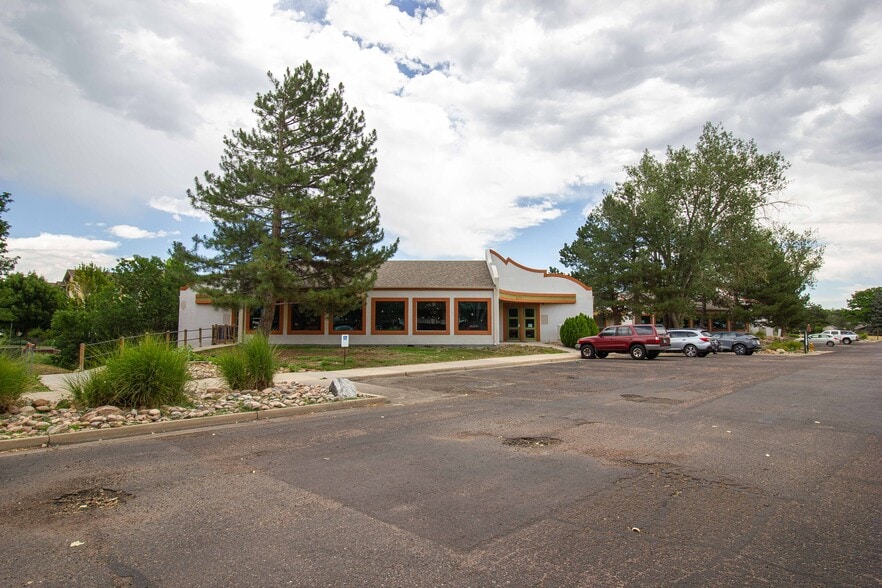 Park Forum portfolio of 2 properties for sale on LoopNet.ca - Building Photo - Image 3 of 12