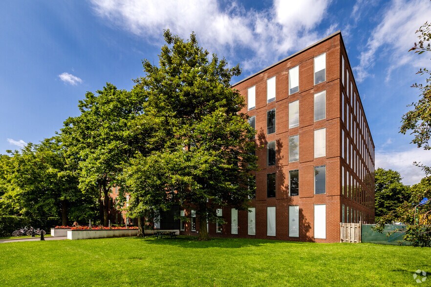 1 Pl du Commerce, Verdun, QC à louer - Photo du bâtiment - Image 1 de 7