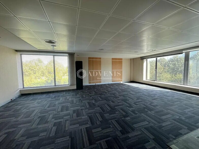 Office in Lieusaint for lease - Building Photo - Image 3 of 7