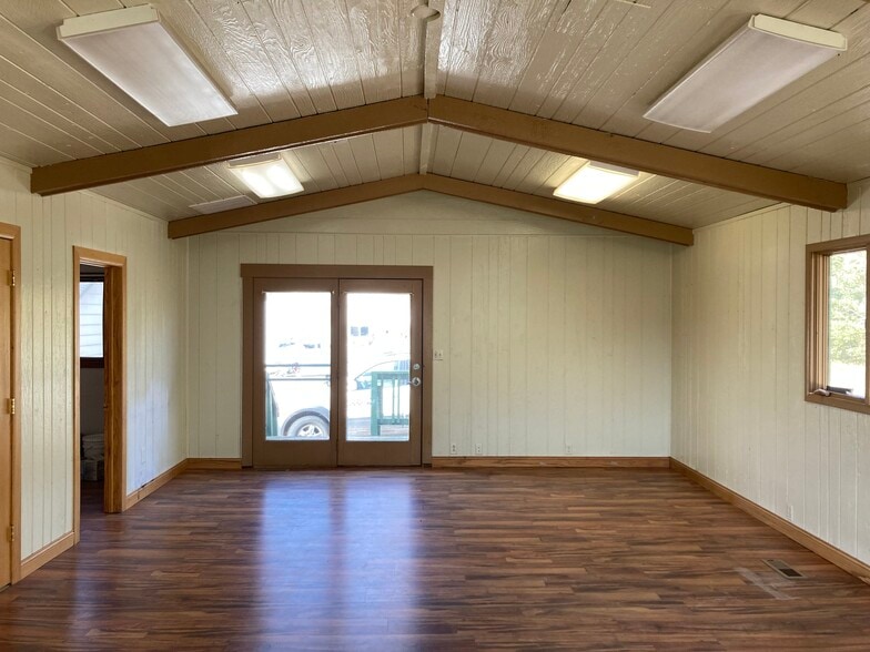 5215 Rice Lake Rd, Duluth, MN for lease - Interior Photo - Image 2 of 16