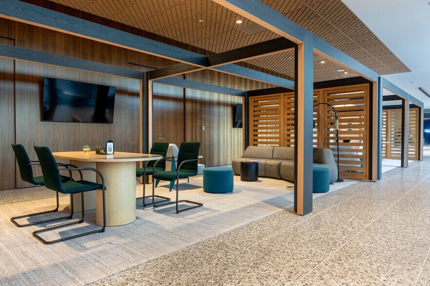 2050 W Sam Houston Pky S, Houston, TX à louer - Hall d’entrée - Image 2 de 7