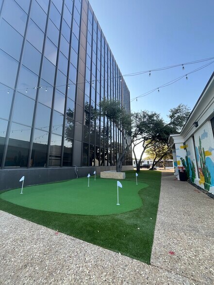 13740 Midway Rd, Farmers Branch, TX à louer - Photo du bâtiment - Image 2 de 9