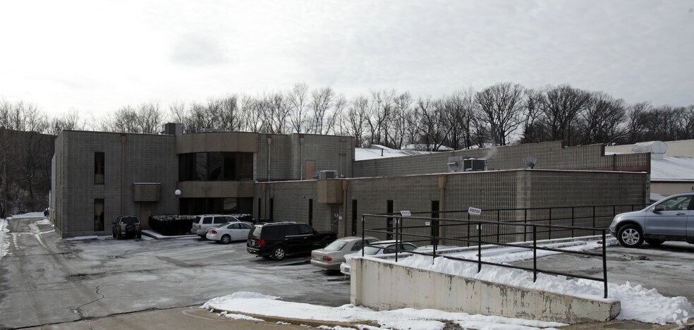 9530 Watson Industrial Park, Crestwood, MO à louer - Photo du bâtiment - Image 2 de 4