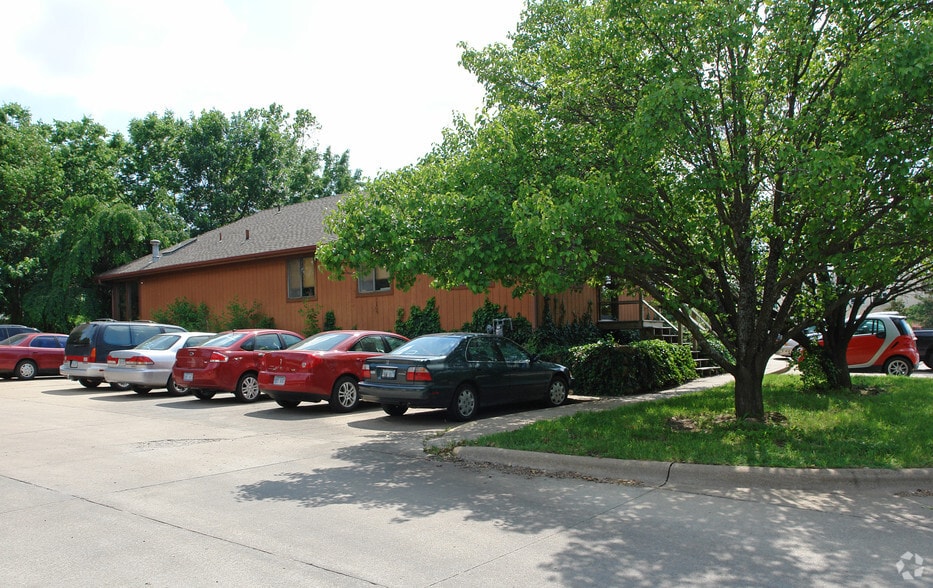 3311 Clinton Parkway Ct, Lawrence, KS for sale - Building Photo - Image 2 of 11
