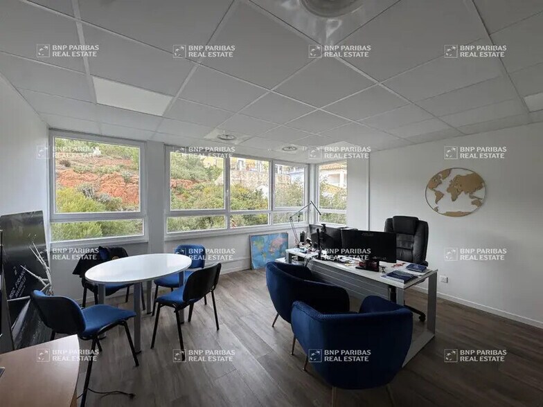Office in Vitrolles for lease - Interior Photo - Image 2 of 28
