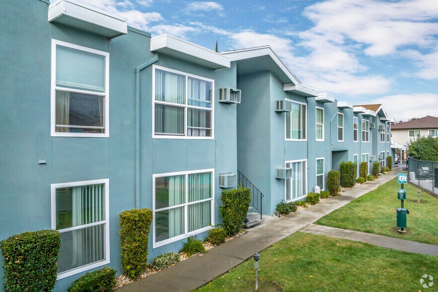 5500 Foothill Gardens Ct, Sacramento, CA à vendre - Photo du bâtiment - Image 3 de 23