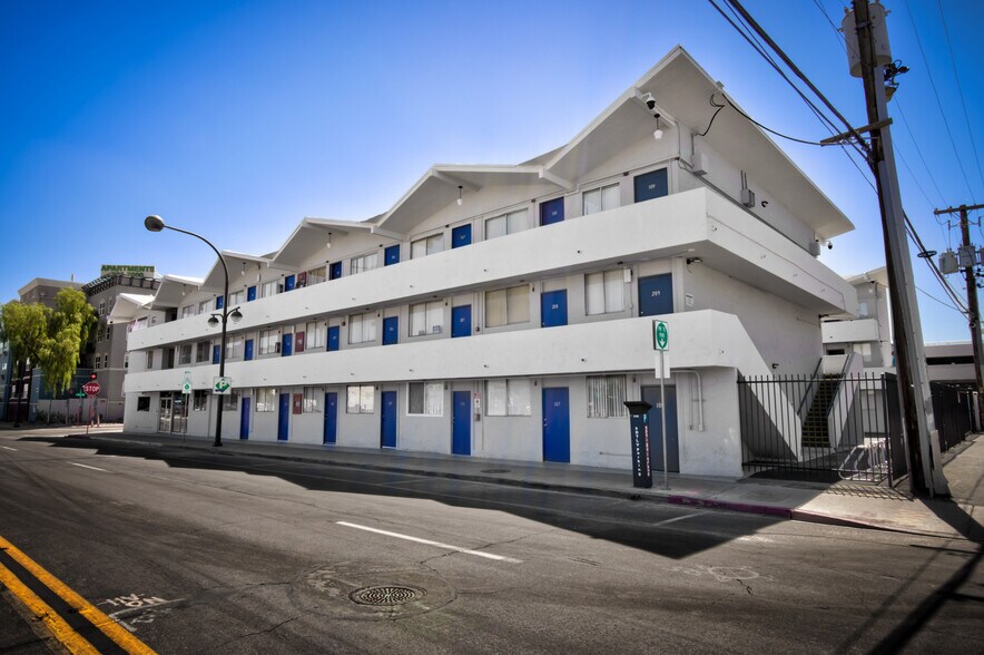 200 S 8th St, Las Vegas, NV à vendre - Photo du bâtiment - Image 2 de 53