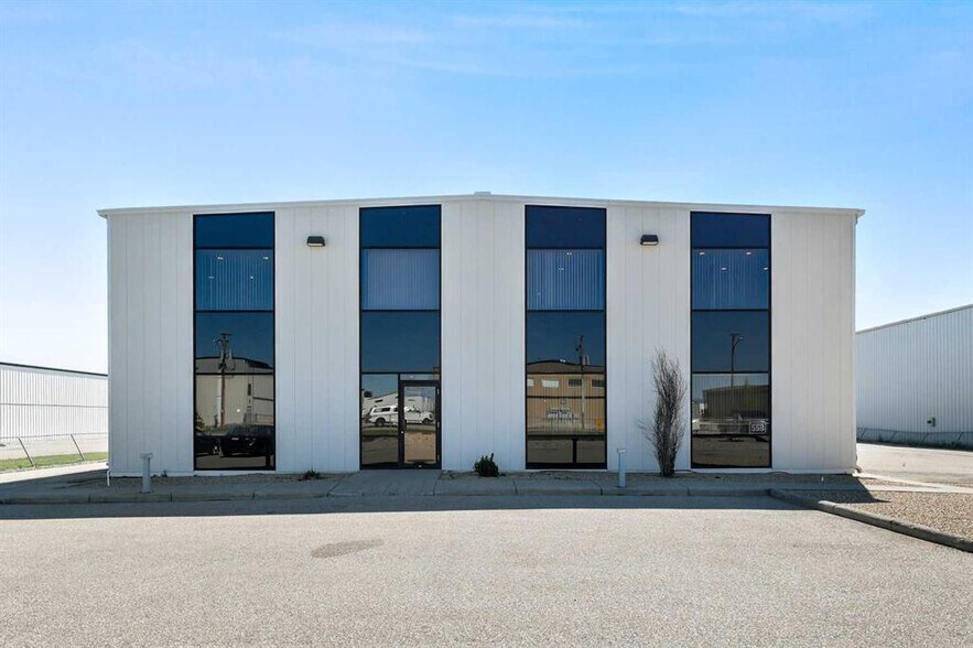 558 Hurricane Dr, Calgary, AB à vendre - Photo du bâtiment - Image 1 de 1