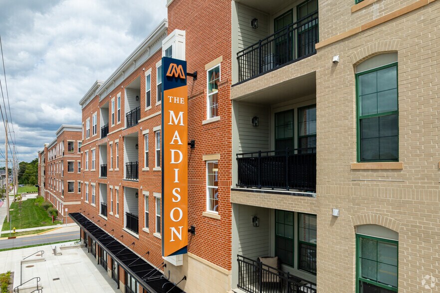 523 S Madison Ave, Greenwood, IN à louer - Photo du bâtiment - Image 2 de 46