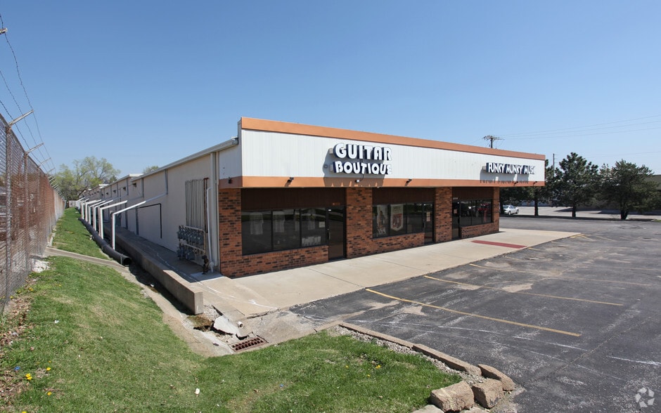 12674-12710 Shawnee Mission Pky, Shawnee, KS for lease - Building Photo - Image 2 of 13