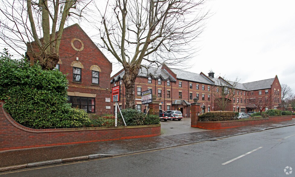 High St, Hampton à louer - Photo du bâtiment - Image 2 de 6