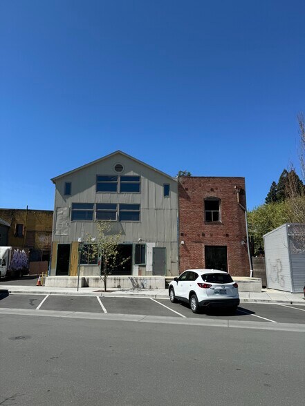 226-228 Petaluma Blvd N, Petaluma, CA à louer - Photo du bâtiment - Image 2 de 11