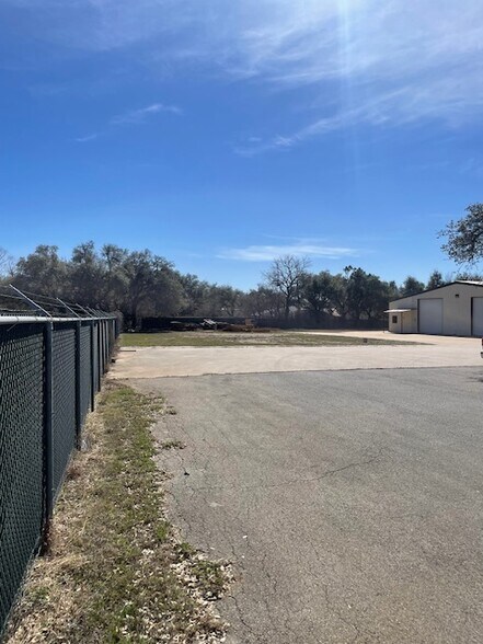 1451 US-290, Dripping Springs, TX à louer - Photo du bâtiment - Image 3 de 6