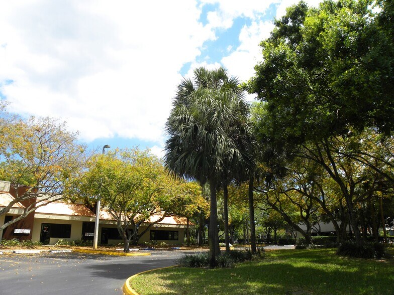 6400-6472 NW 5th Way, Fort Lauderdale, FL à louer - Photo du bâtiment - Image 3 de 3