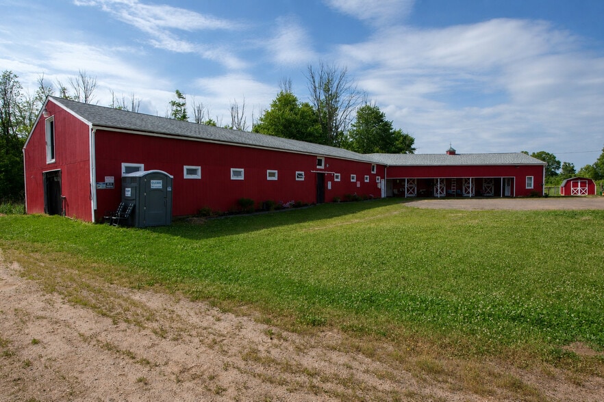 85 East St, East Granby, CT à vendre - Photo du bâtiment - Image 2 de 24