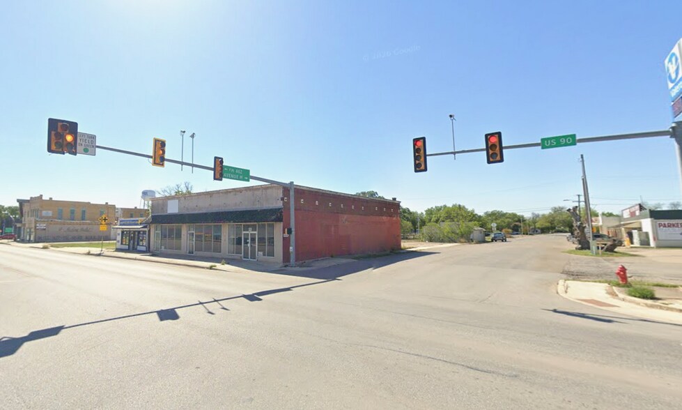 1907 Avenue M, Hondo, TX à vendre - Photo du bâtiment - Image 3 de 12