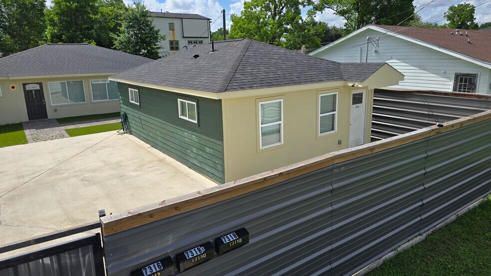 Turnkey Six-Unit Investment - Astrodome portefeuille de 2 propriétés à vendre sur LoopNet.ca - Aérien - Image 2 de 49