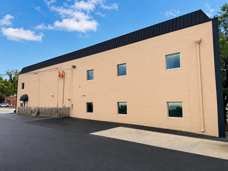 7 Battleground Ct, Greensboro, NC for lease - Building Photo - Image 2 of 5