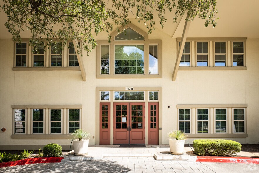 11211 Taylor Draper Ln, Austin, TX à louer - Photo du bâtiment - Image 1 de 19