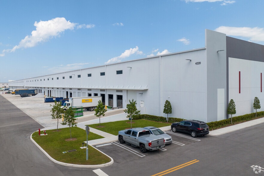 4220 W 104th St, Hialeah, FL for lease - Building Photo - Image 2 of 4