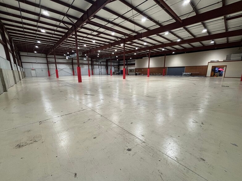 5335 Bass Rd, Fort Wayne, IN for lease - Interior Photo - Image 2 of 8