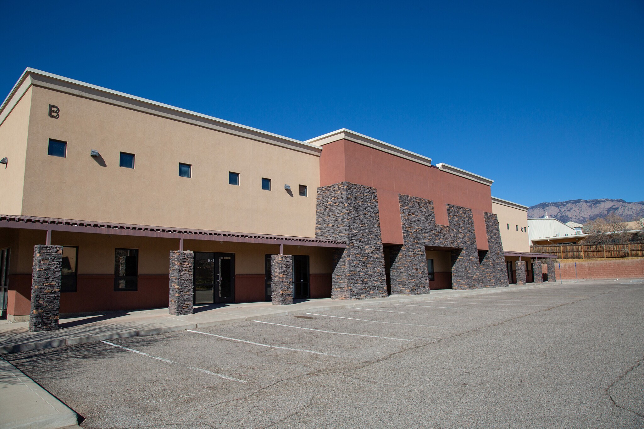 6501 Eagle Rock Ave NE, Albuquerque, NM à louer Photo du bâtiment- Image 1 de 7