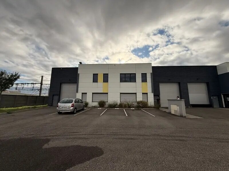 Industrial in Saint-Fons for lease Building Photo- Image 1 of 12