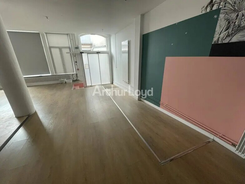 Retail in Reims for lease - Building Photo - Image 1 of 5