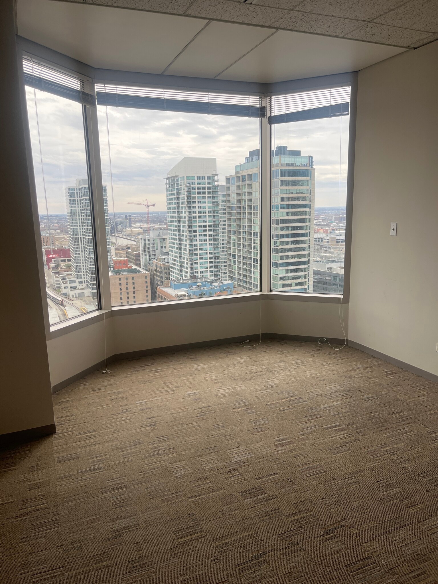 425 S Financial Pl, Chicago, IL for lease Building Photo- Image 1 of 3