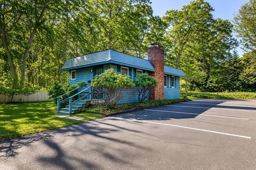 512 Three Mile Harbor Hog Creek Hwy, East Hampton, NY à louer - Photo du bâtiment - Image 1 de 18