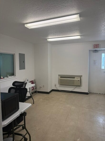 1825 Dickinson Ave, Dickinson, TX for lease - Building Photo - Image 3 of 12