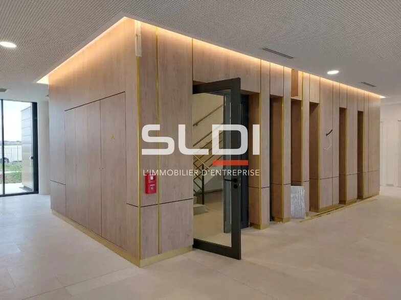 Bureau dans Genas à louer - Hall d’entrée - Image 3 de 13