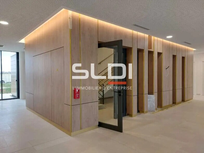 Office in Genas for lease - Lobby - Image 3 of 13