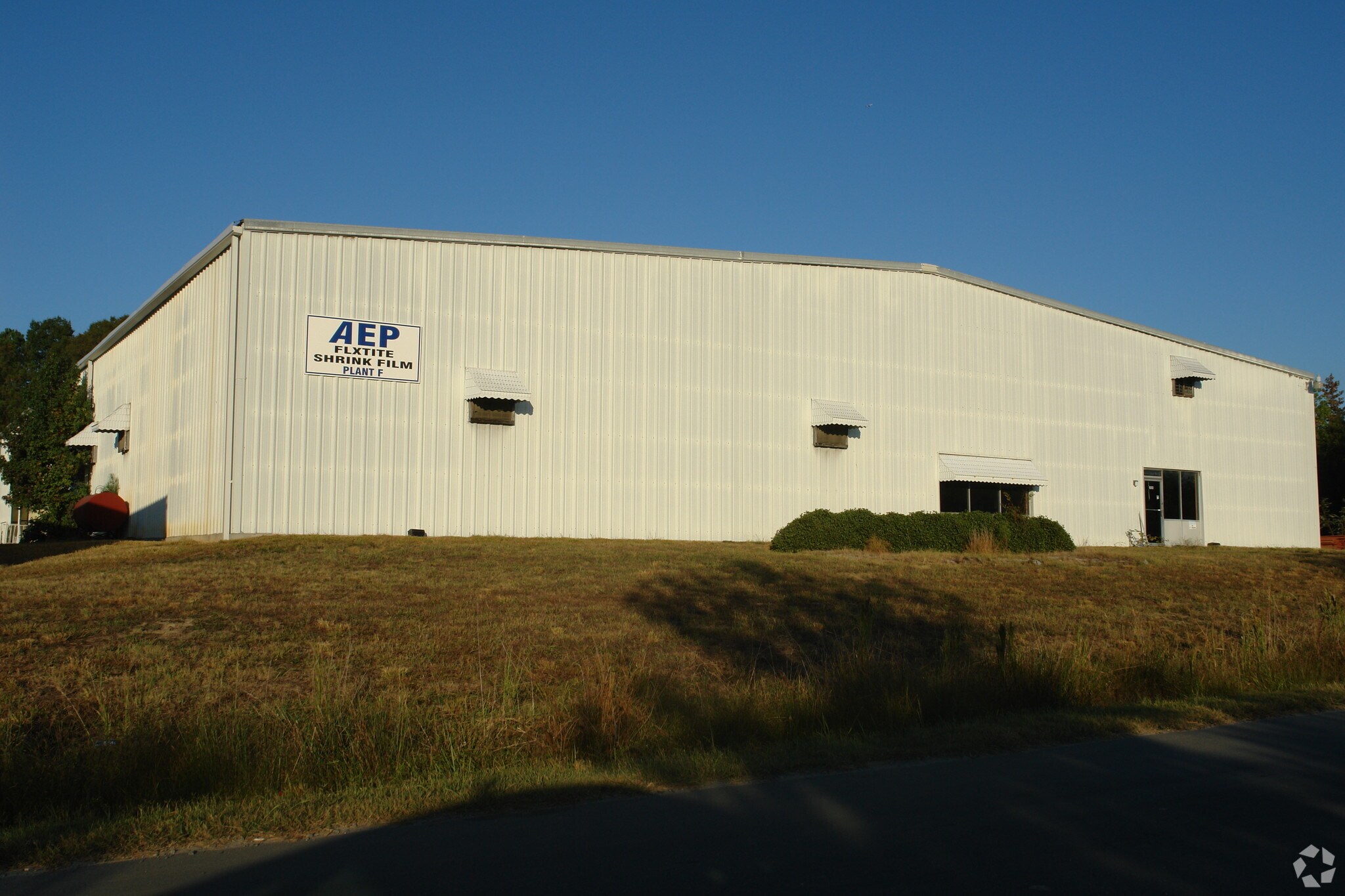 204 Warehouse Dr, Matthews, NC à vendre Photo principale- Image 1 de 3
