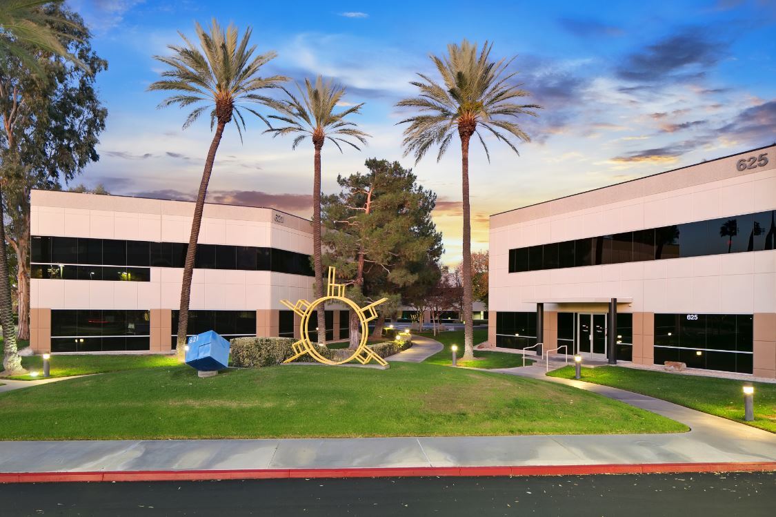 621 E Carnegie Dr, San Bernardino, CA à louer Photo du bâtiment- Image 1 de 8
