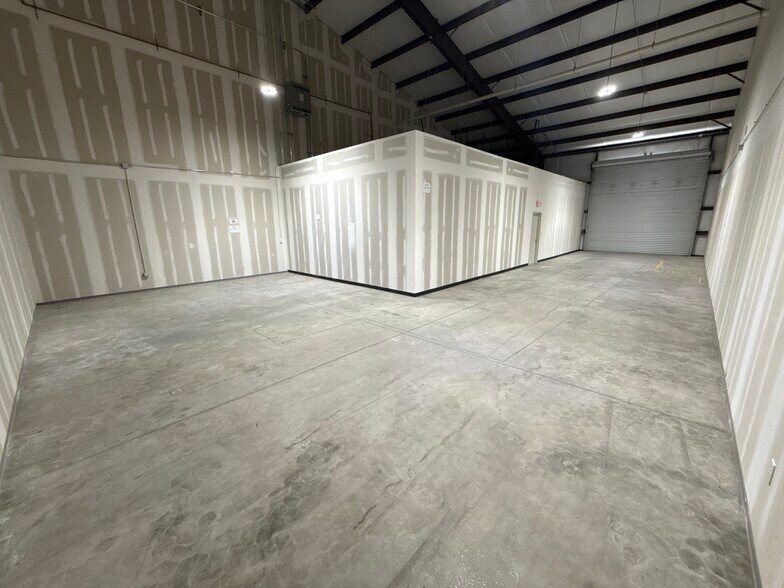 27347 W Hardy Rd, Spring, TX for lease - Building Photo - Image 2 of 6