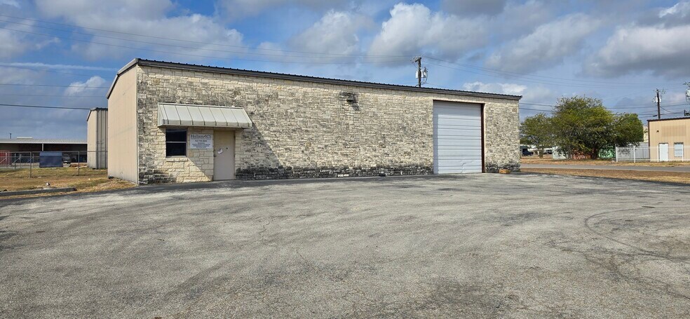 817 Tradesmen's Loop, Hutto, TX à louer - Photo du bâtiment - Image 1 de 3