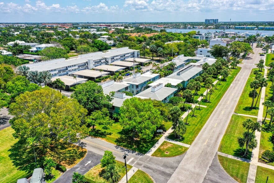 601-687 12th Ave S, Naples, FL à vendre - Photo du bâtiment - Image 3 de 14