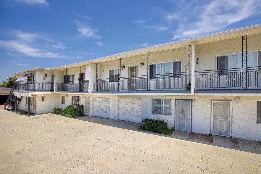 8219 2nd St, Paramount, CA à vendre - Photo du bâtiment - Image 2 de 9