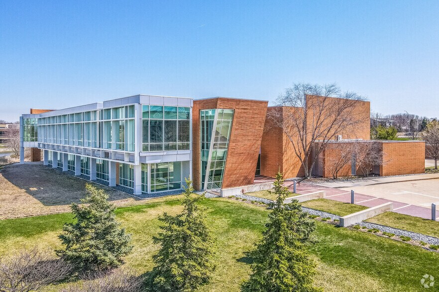 6400 Westown Pky, West Des Moines, IA à louer - Photo du bâtiment - Image 2 de 15